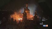 Attacchi russi su Kiev, cattedrale in fiamme