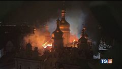 Attacchi russi su Kiev, cattedrale in fiamme
