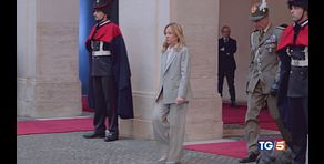 Giorgia Meloni: "Attacchi senza senso". Meloni con gli alpini