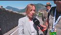 Meloni non reagisce e sfila con Alpini