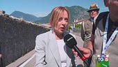 Meloni non reagisce e sfila con Alpini