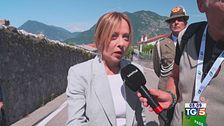 Meloni non reagisce e sfila con Alpini