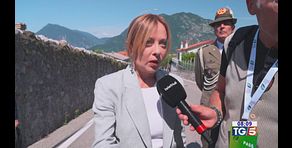 Meloni non reagisce e sfila con Alpini