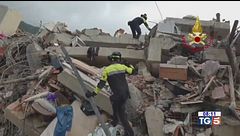 Si scava tra le macerie vigili del fuoco a lavoro