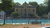 Annega nella piscina ma gli amici fuggono