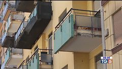 Uccide coinquilino poi si barrica in casa