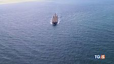Usa-Iran, nuovi raid. Hormuz: traffico fermo