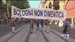 La strage di Bologna memoria e polemiche