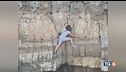 Bloccata sulla roccia per la foto da brivido