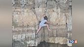 Bloccata sulla roccia per la foto da brivido