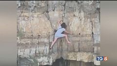 Bloccata sulla roccia per la foto da brivido