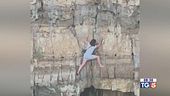 Bloccata sulla roccia per la foto da brivido