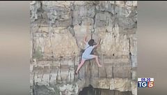 Bloccata sulla roccia per la foto da brivido