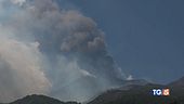 L'Etna ferma i voli, tra attese e disagi