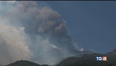 L'Etna ferma i voli, tra attese e disagi