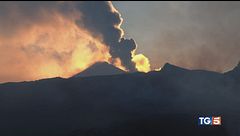 Caos voli a Catania l'Etna blocca tutto