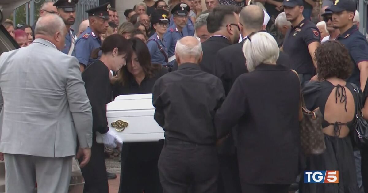 TG5: L'addio a Beatrice, quanta sofferenza Video | Mediaset Infinity