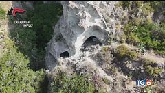 Ischia, resort abusivo ricavato nella roccia