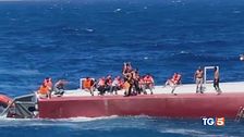 Naufragio traghetto si cercano 18 persone