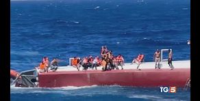 Naufragio traghetto si cercano 18 persone