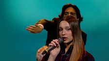 Sarah Toscano canta  "Met Gala e Match Point"