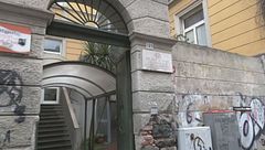 Accoltellato a scuola, è gravissimo