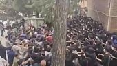 Iran, proteste dentro la linea rossa