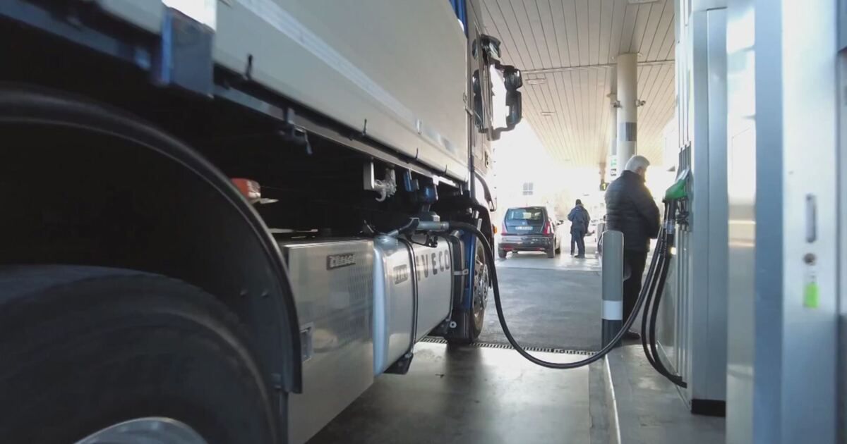 Studio Aperto: Benzina giù di 25 centesimi Video | Mediaset Infinity