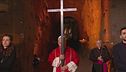 Il Papa porta la croce del mondo