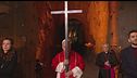 Il Papa porta la croce del mondo