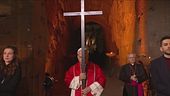 Il Papa porta la croce del mondo
