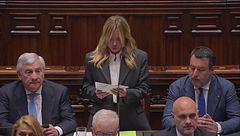 Meloni, "Il governo c'è, non scappo"