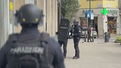 Napoli, ladri in fuga tra i cunicoli