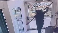 Napoli, il video dei ladri in banca