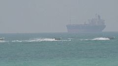 Trump, "Accettino o li distruggiamo"