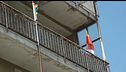 Si getta dal balcone con i figli