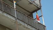 Si getta dal balcone con i figli