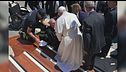 Sviene il prete, il Papa lo soccorre
