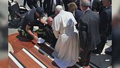 Sviene il prete, il Papa lo soccorre