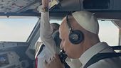 Il Papa in cabina di pilotaggio