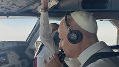 Il Papa in cabina di pilotaggio