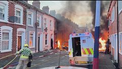 Belfast, guerriglia anti-migranti