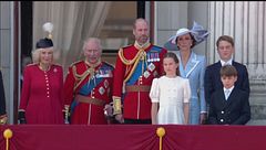 Uk, i reali al "Tropping the colour"