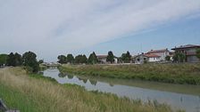 Uccide la zia e la getta nel fiume