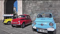 A Napoli sfilano le mitiche 500