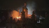 Bombe su Kiev, cattedrale in fiamme