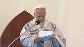 Il Papa a Lampedusa: "Il mondo sia più umano per tutti"