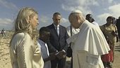 Leo e il pallone regalato al Papa