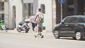 Caos monopattini, ritardi e obblighi