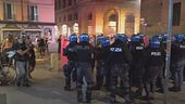 Scontri Bologna, 64 agenti feriti